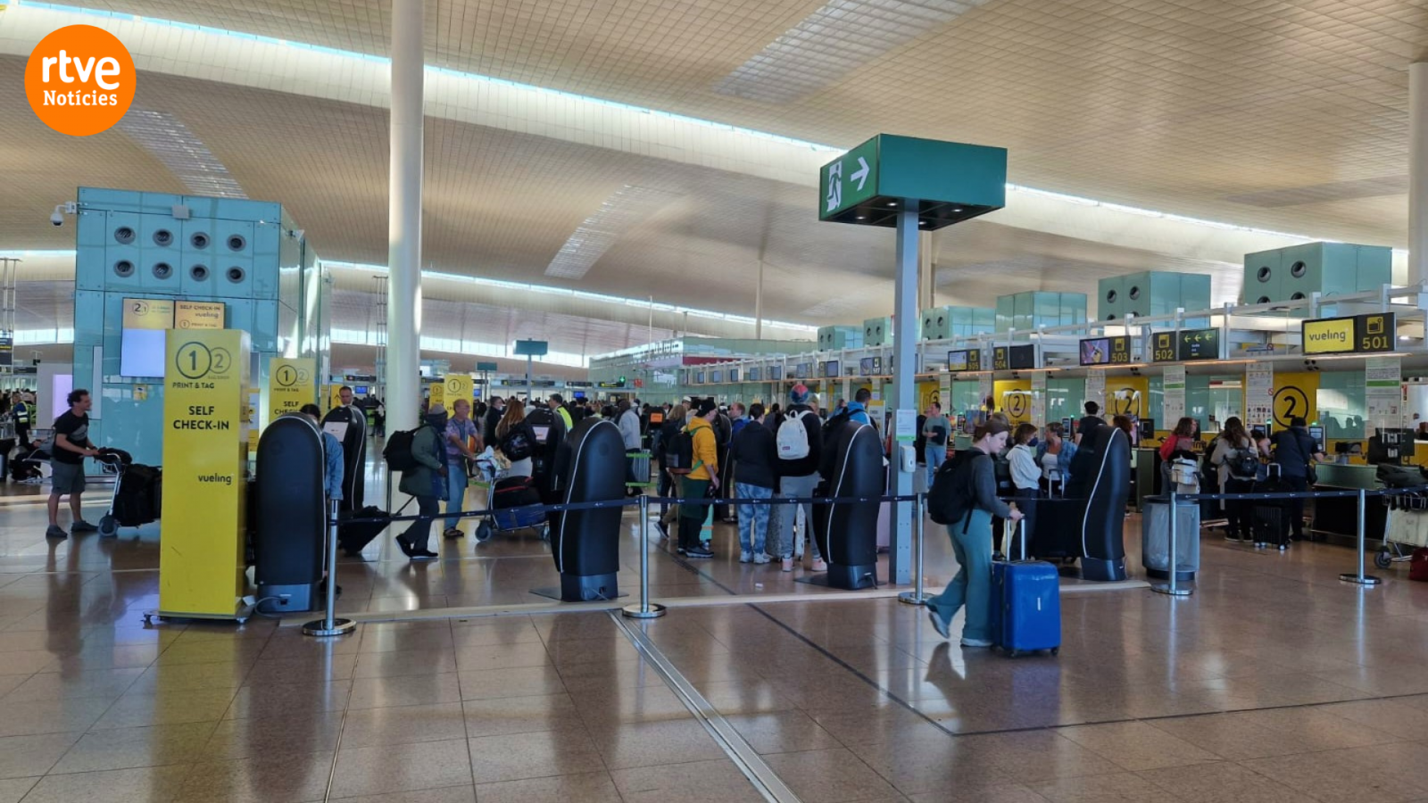 Ambient a l'aeroport de Barcelona-El Prat en el segon dia de vaga de Vueling