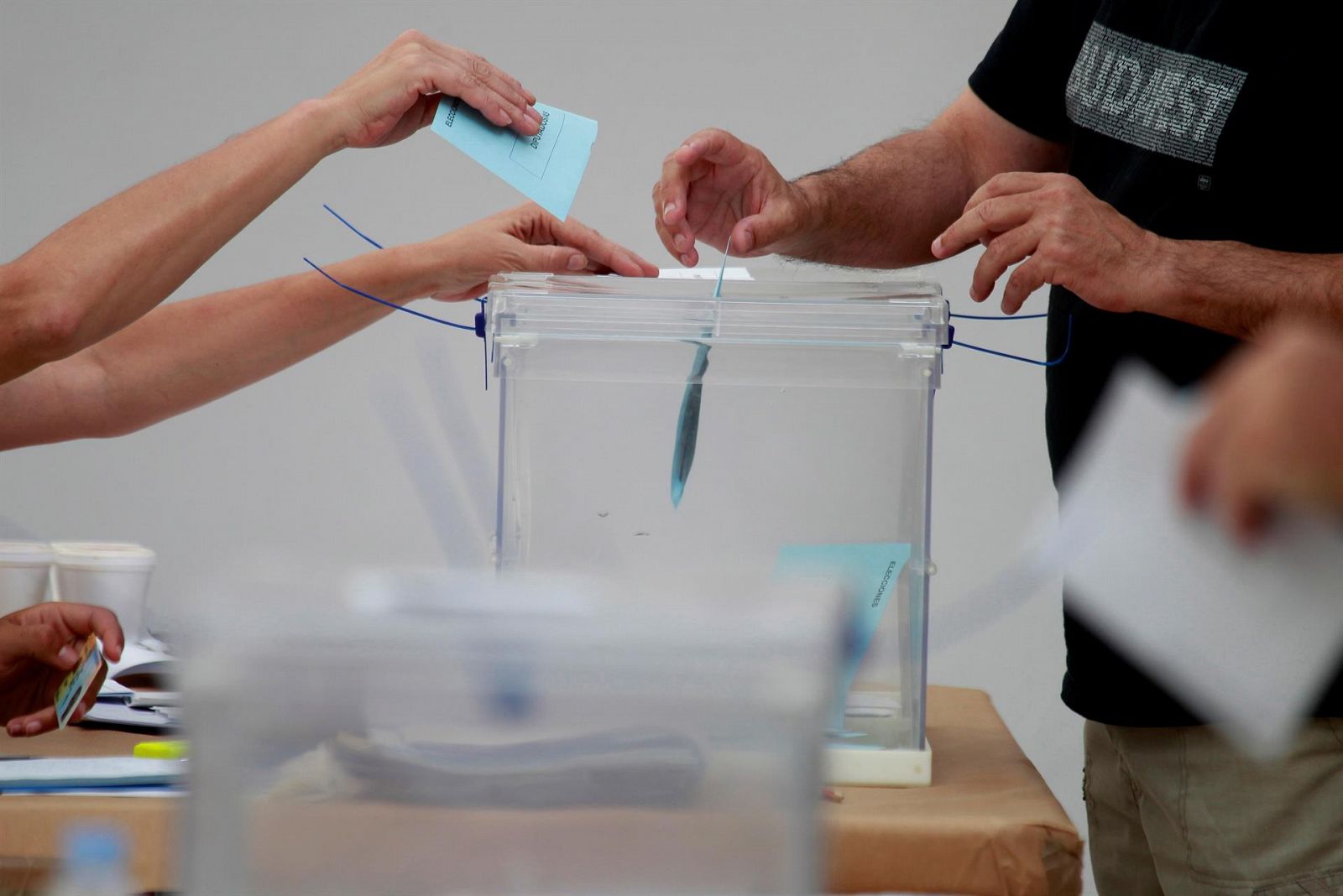 Elecciones municipales: un hombre vota en Algeciras en las elecciones locales y europeas de 2019.