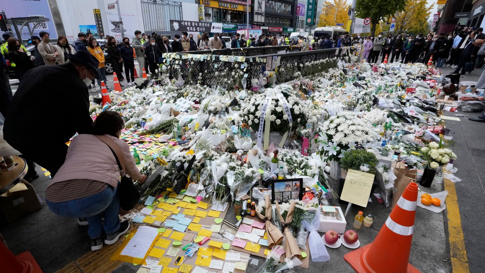 Flores en tributo a las víctimas de la estampida den Itaewon, Seúl 