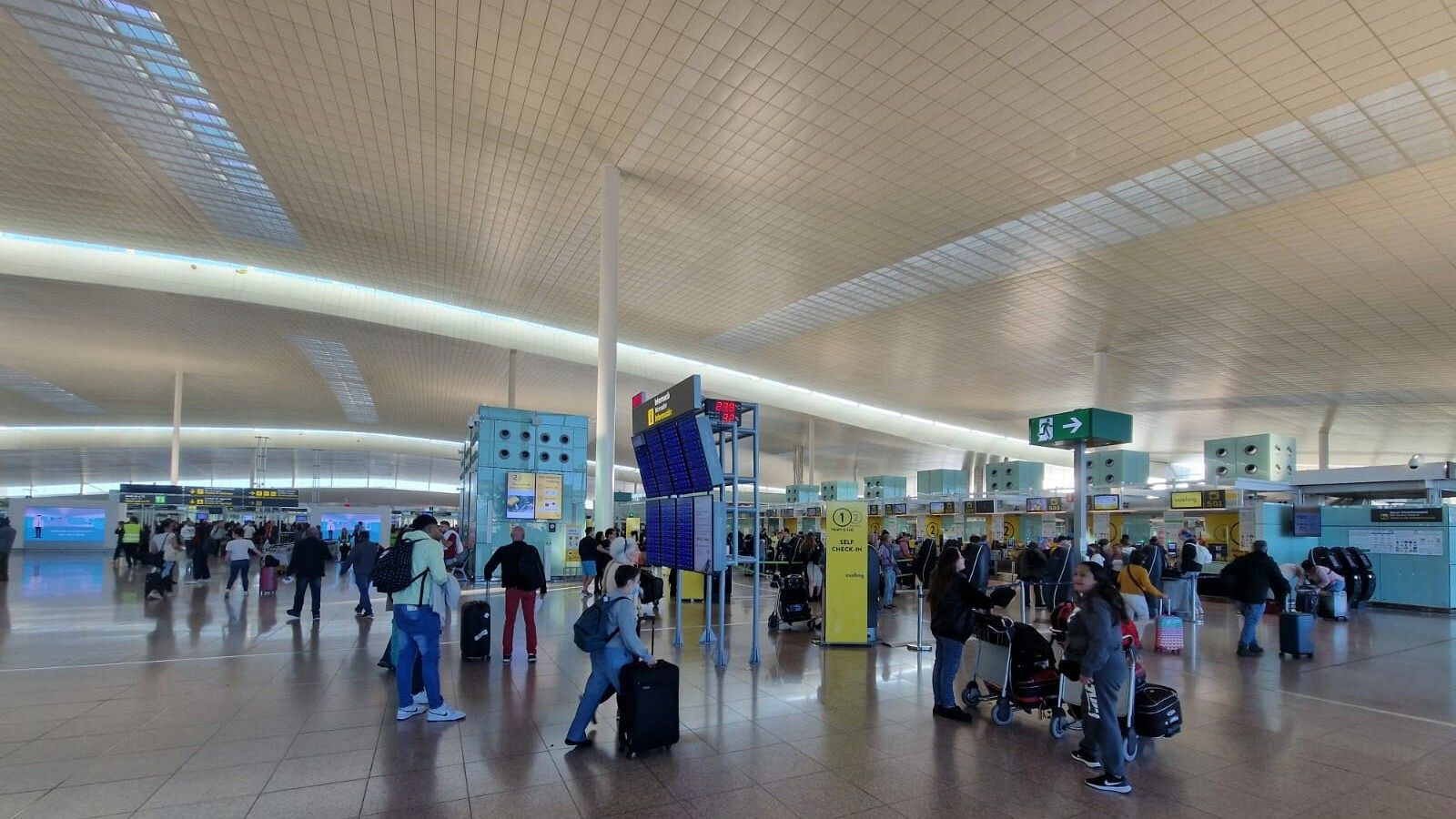 Ambient a l'aeroport de Barcelona-El Prat aquest divendres