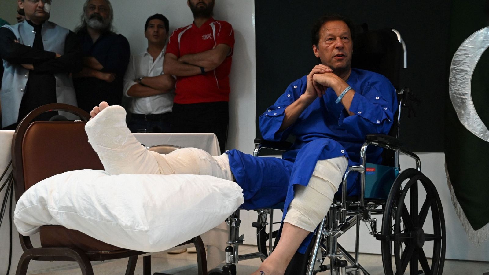 El ex primer ministro de Pakistán Imran Khan habla con los medios desde un hospital en Lahore