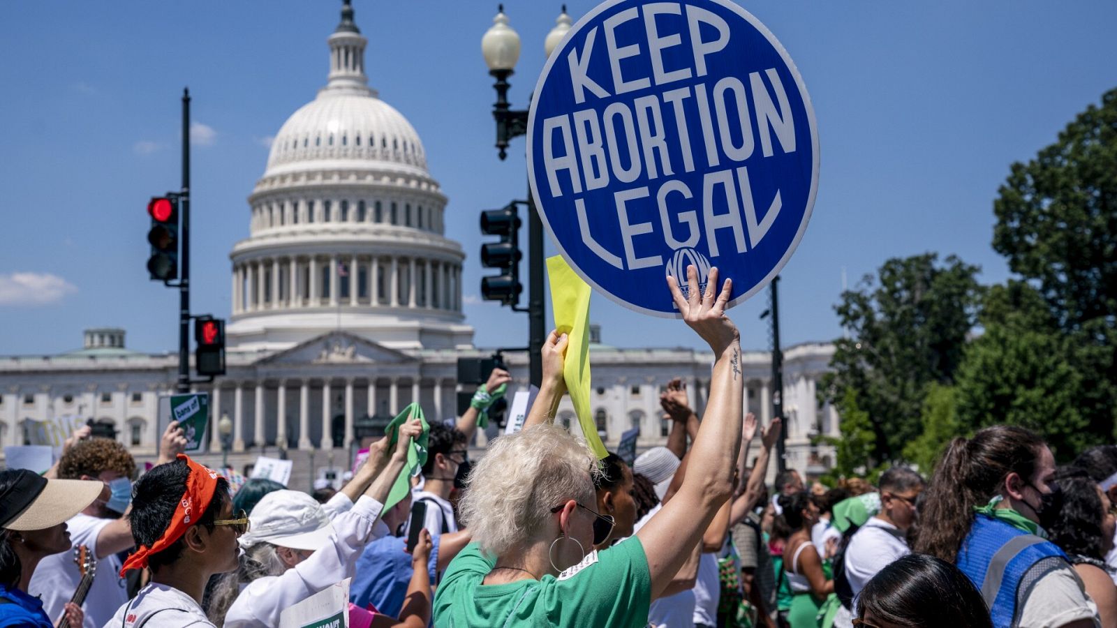 Activistas a favor del aborto se manifiestan contra la derogación de Roe vs Wade, en Junio