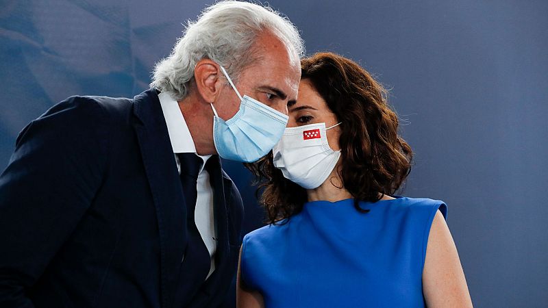 Isabel Díaz Ayuso y Enrique Ruiz Escudero (i) en el nuevo Centro Quirúrgico del Hospital Gregorio Marañón