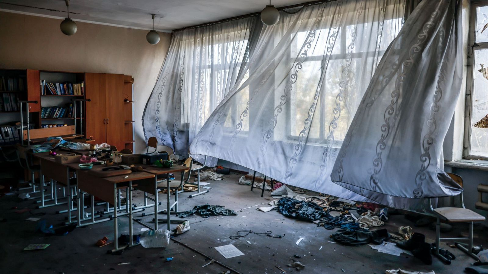 Un colegio dañado por la guerra en el norte de la región de Jersón