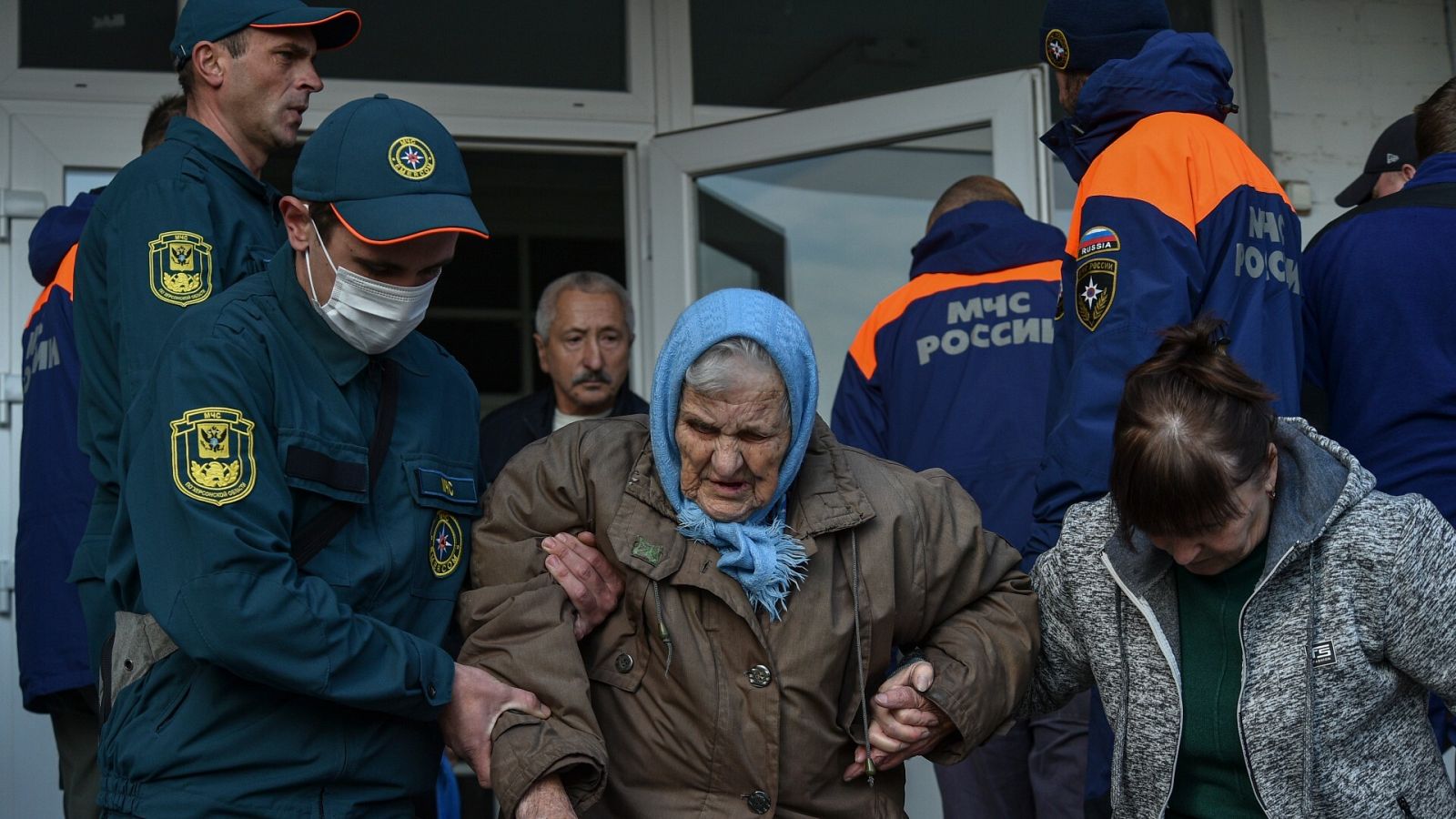 Personal ruso ayuda en las tareas de evacuación de civiles de Jersón