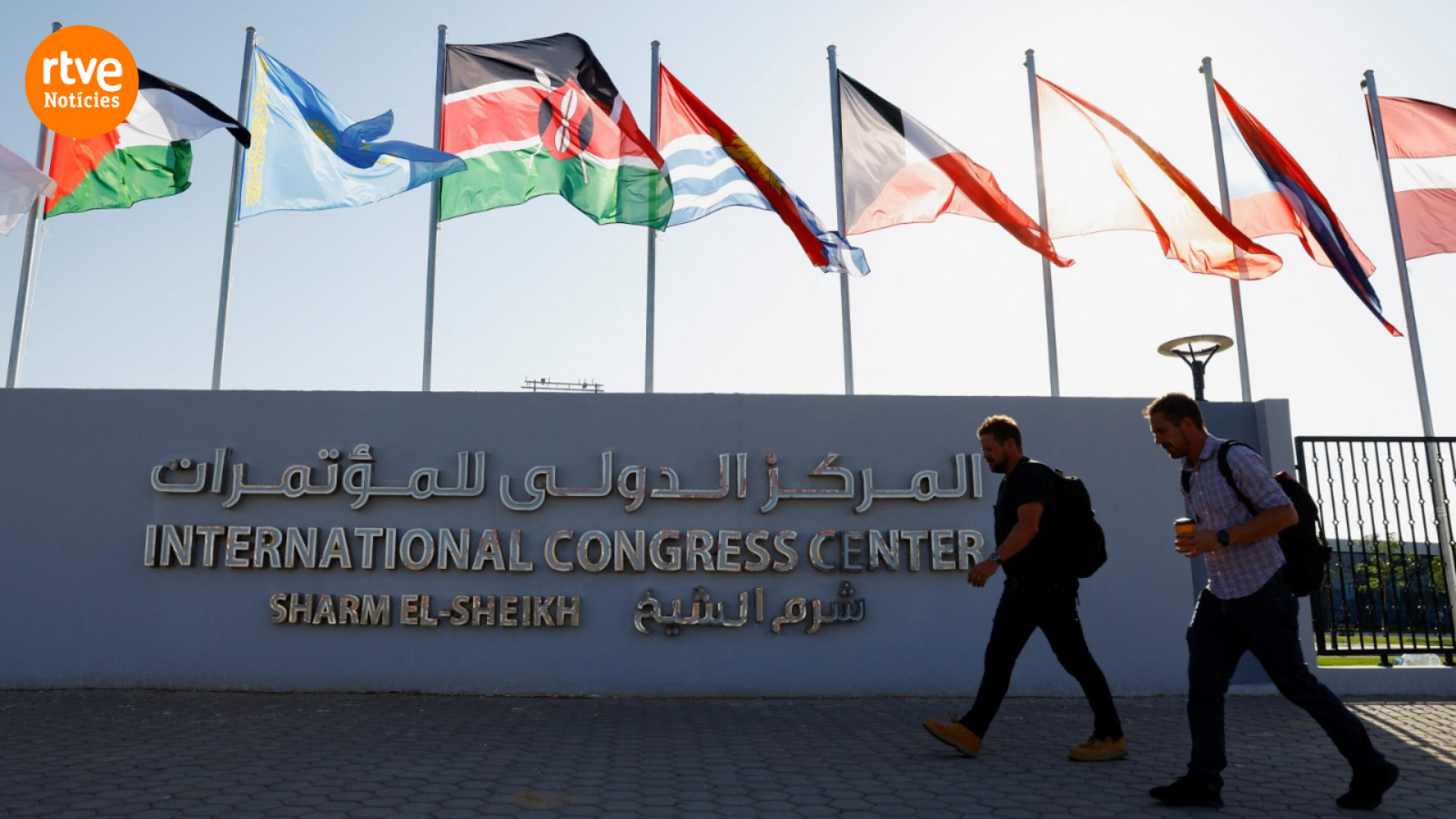 Banderes dels països que participen en la Cimera sobre el clima de la COP27 en el complex turístic egipci de Sharm el-Sheikh