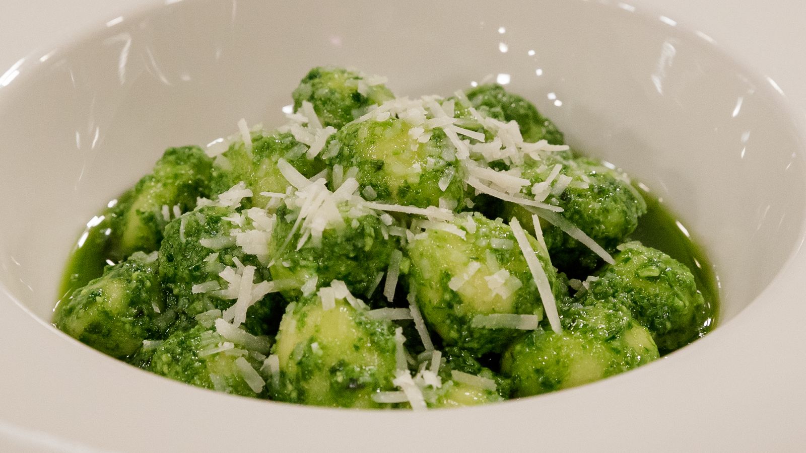 Receta de gnocchi de patata con salsa pesto