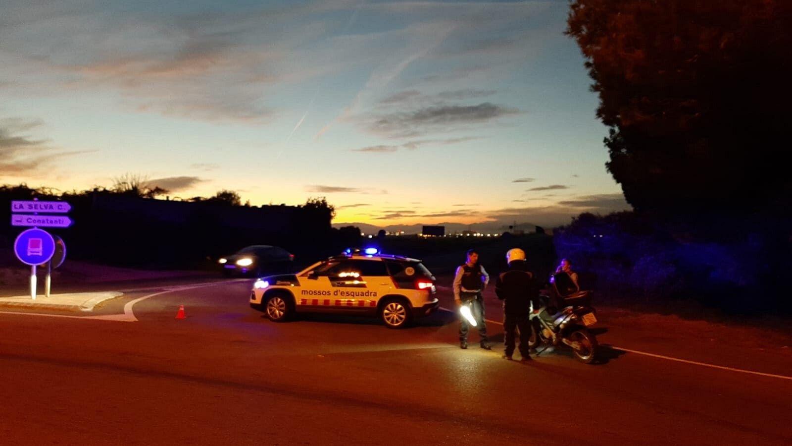 Los Mossos d' Esquadra a la entrada de Constantí