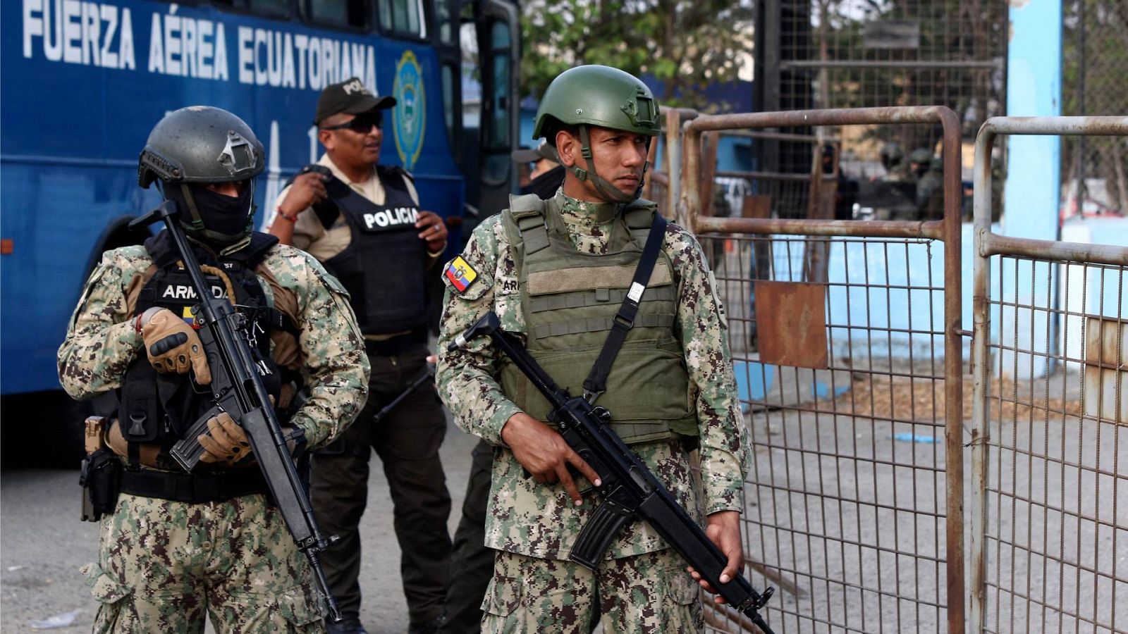 Soldados montan guardia en el exterior de una penitenciaría en Ecuador.