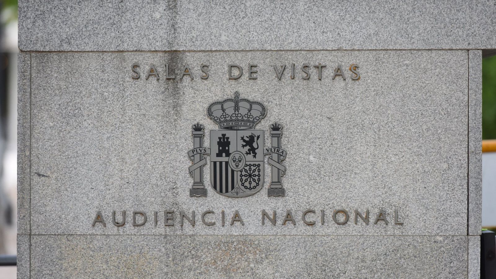 PAred de la fachada de la Audiencia Nacional, aparece el escudo de España