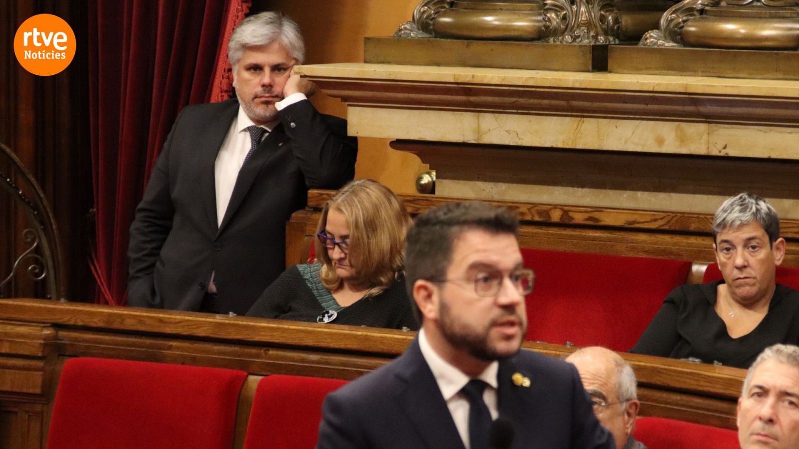 El diputat de JxCat es mira a la distància la compareixença de Pere Aragonès al Parlament