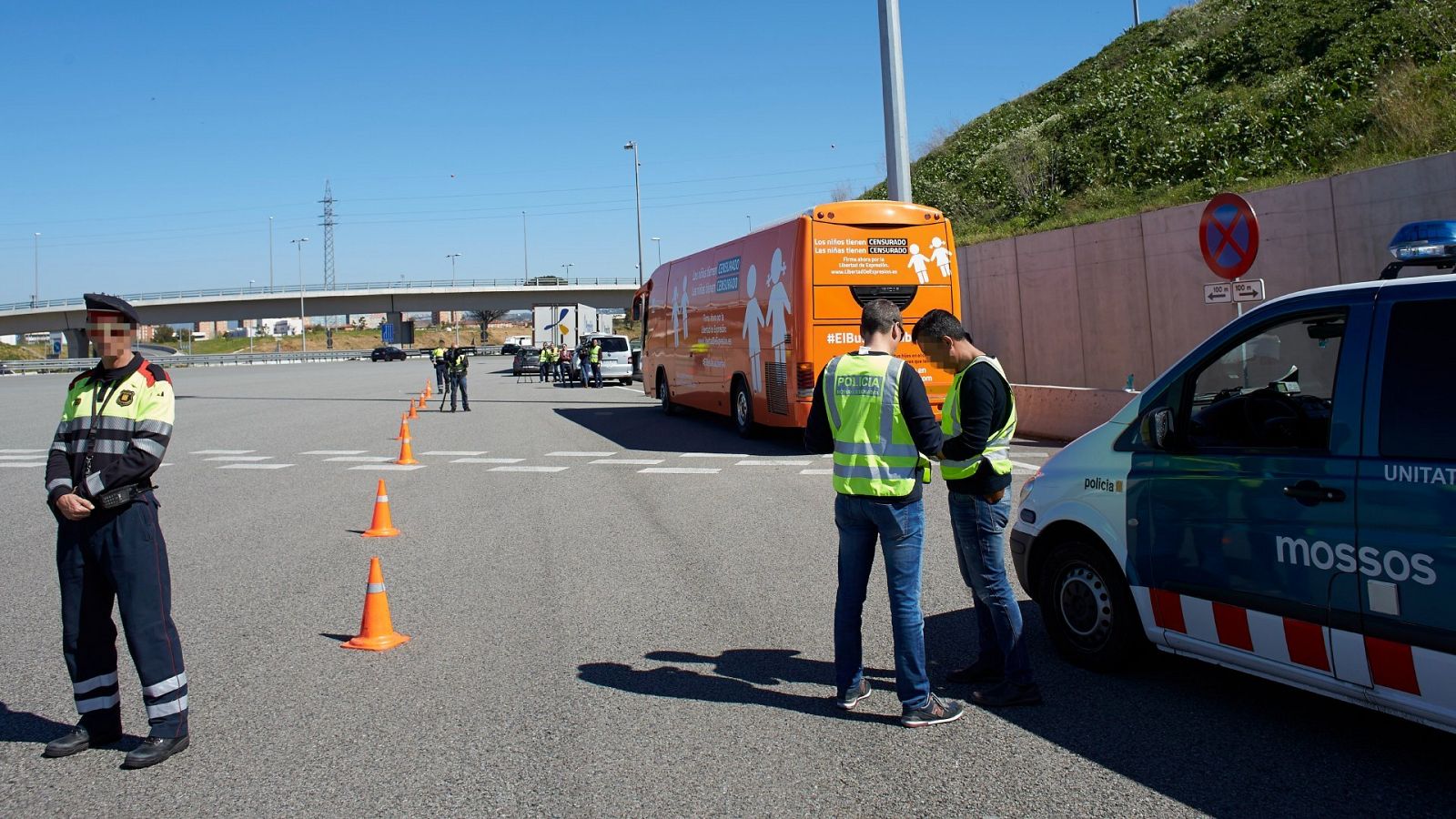 Los Mossos d'Esquadra un autobús de Hazte Oír en una imagen de archivo de 2017