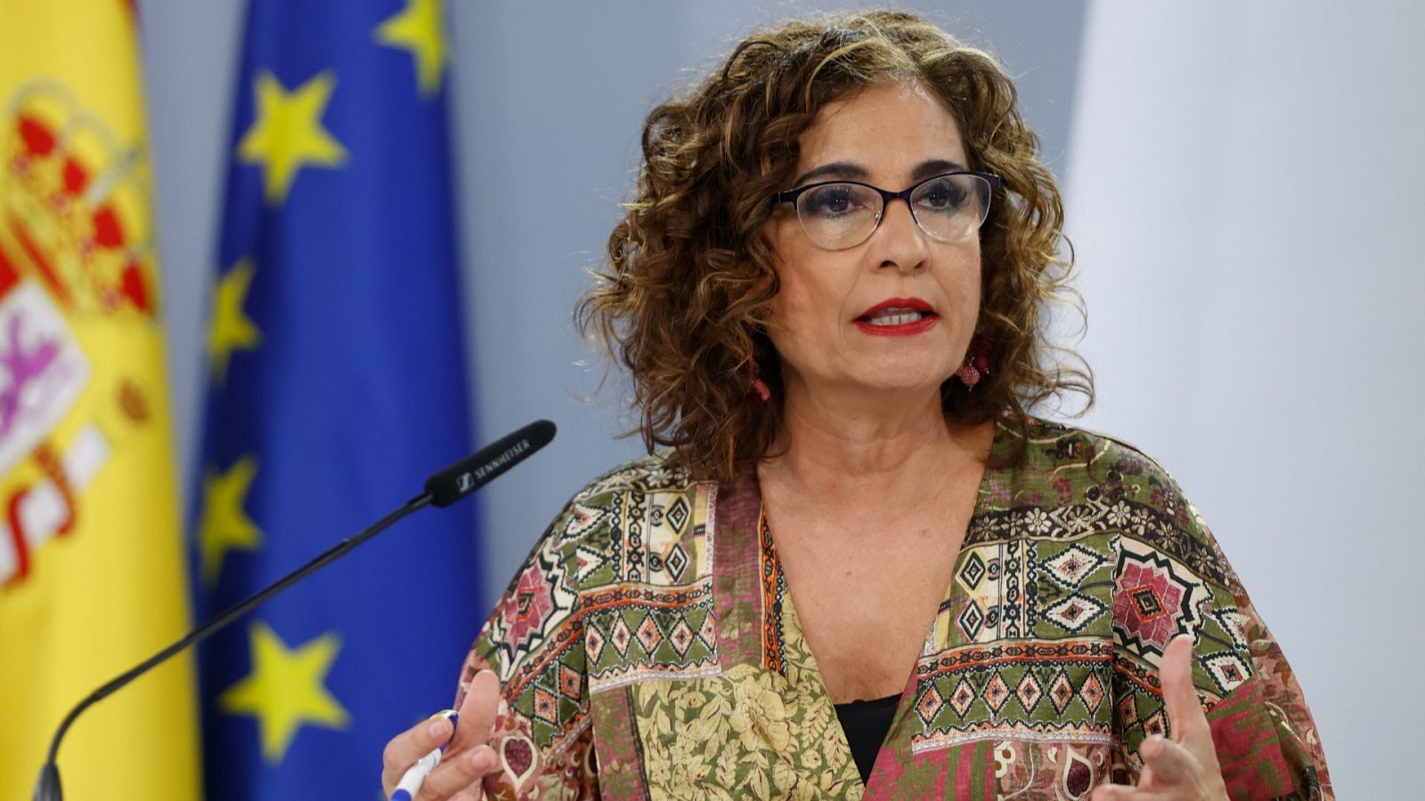 La ministra de Hacienda, María Jesús Montero, habla durante una rueda de prensa 