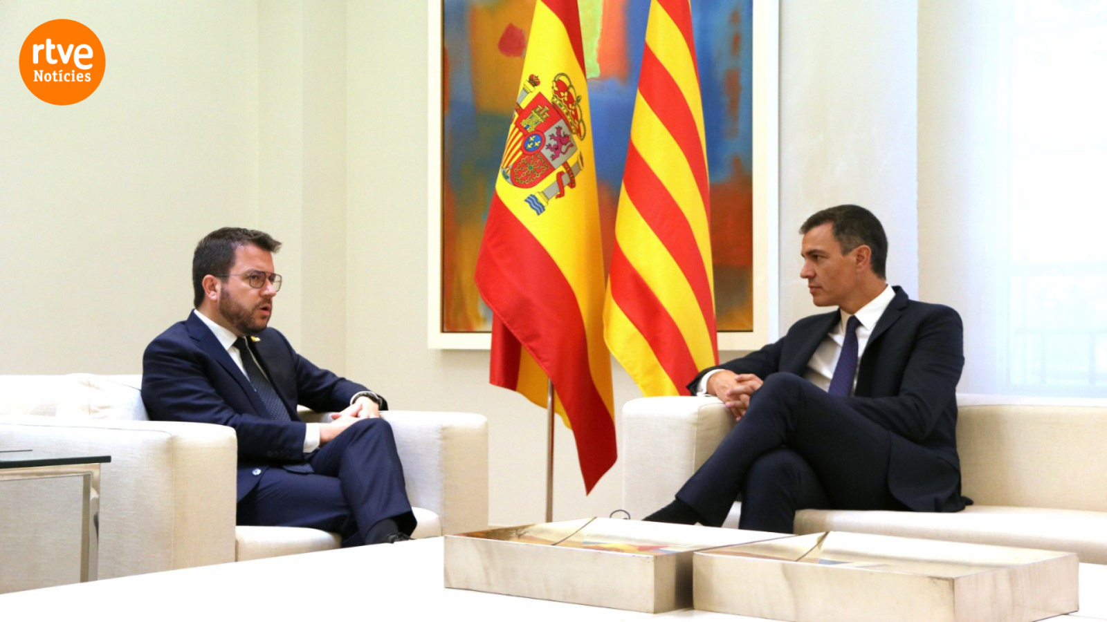 Pere Aragonès i Pedro Sánchez conversen a l'inici de la reunió al Palau de la Moncloa