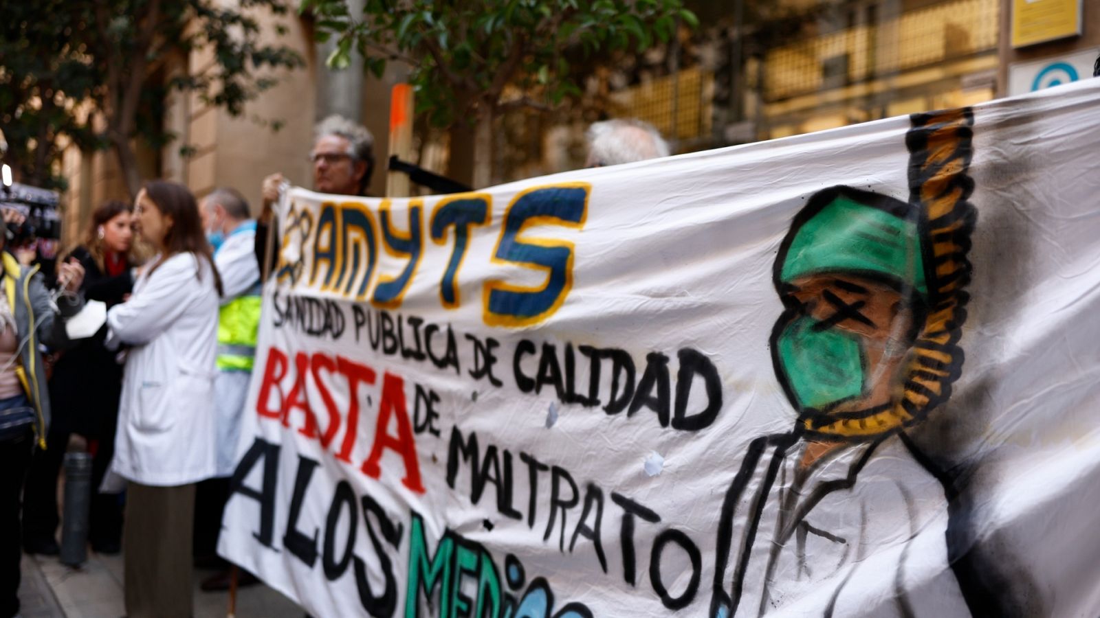 Médicos de urgencias extrahospitalarias de Atención Primaria de Madrid, en una concentración.