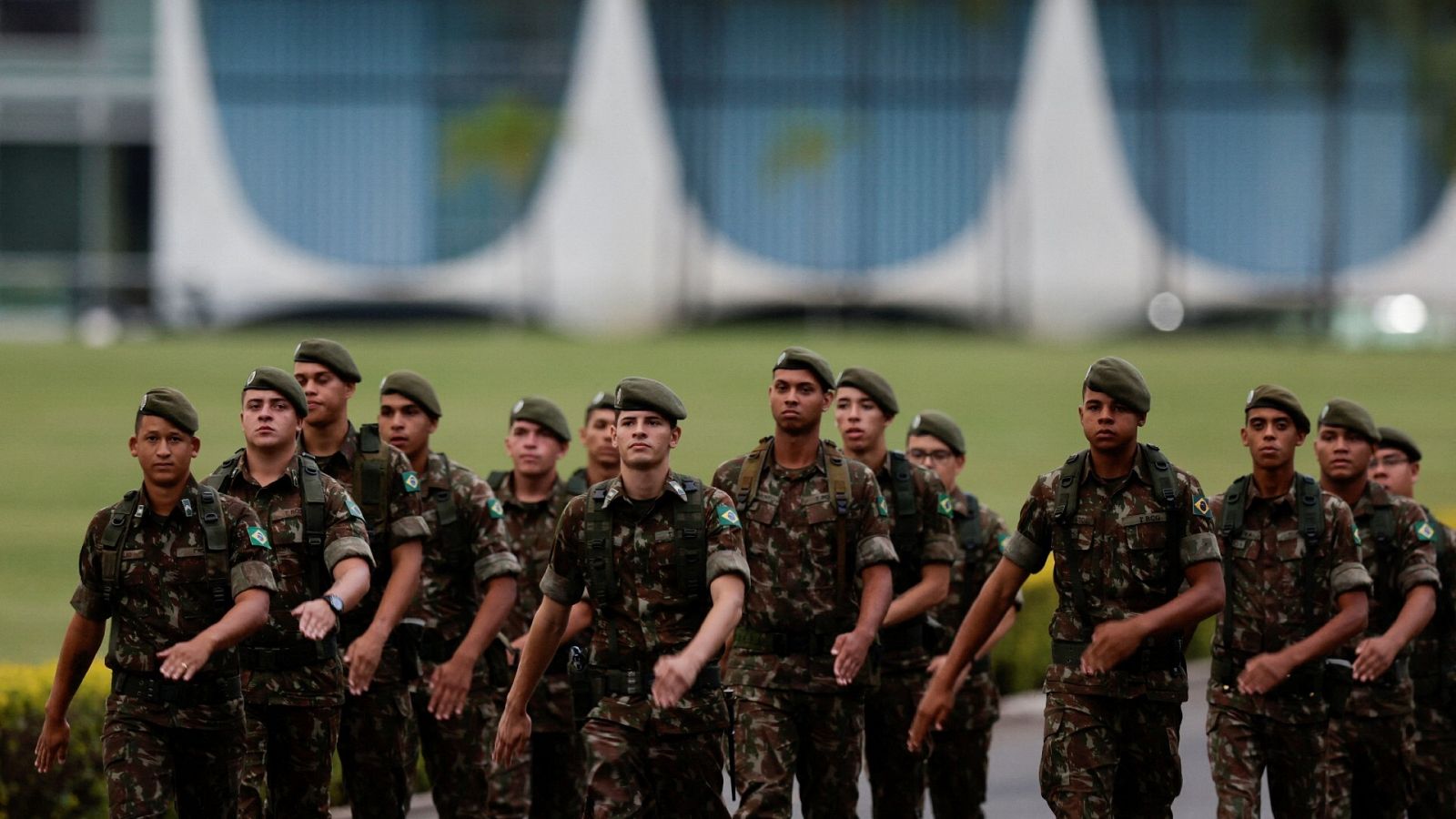 Miembros de las Fuerzas Armadas caminan en el Palacio Alvorada en Brasilia, Brasil