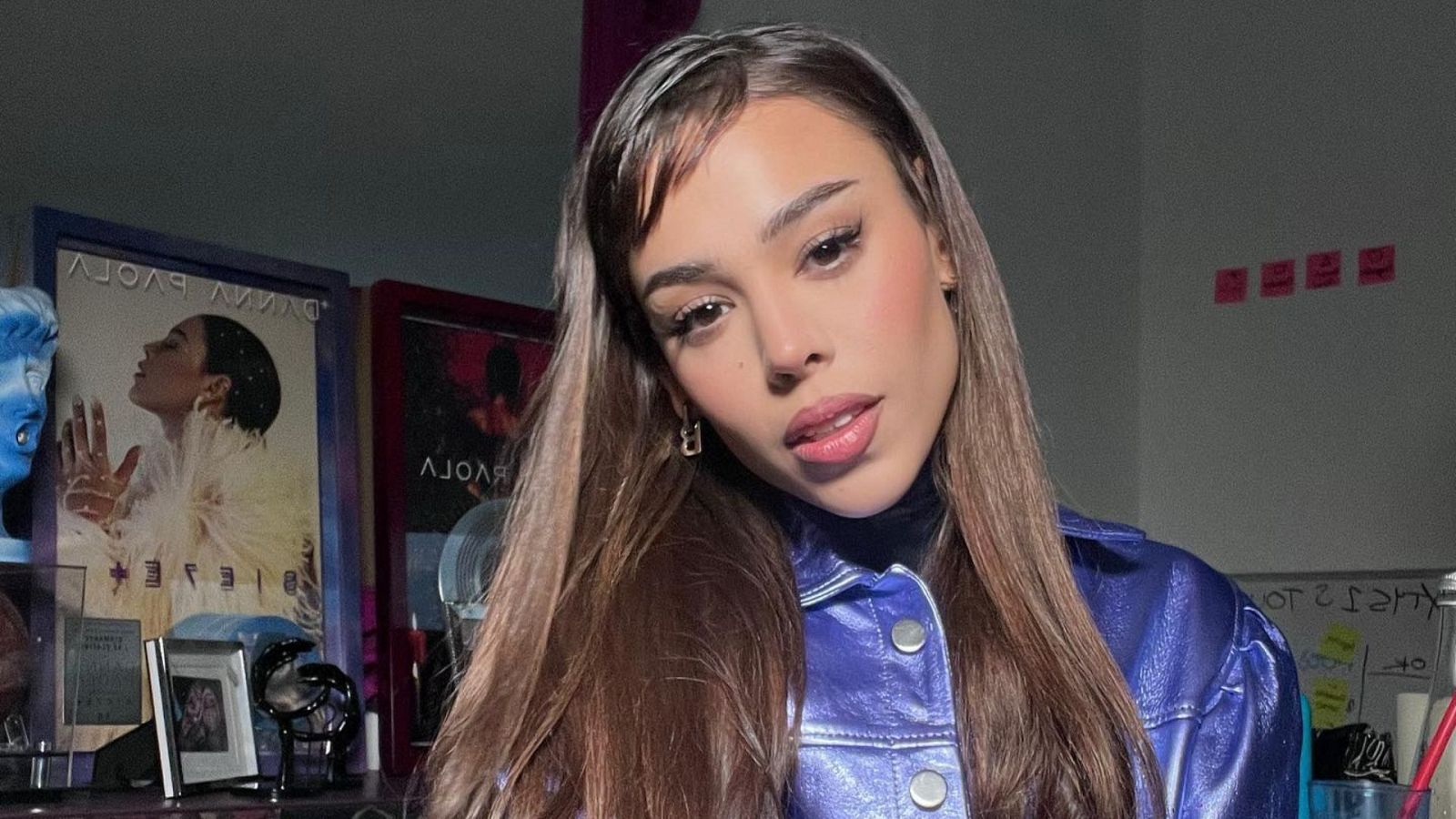 Danna Paola vestida con un tono azul y morado