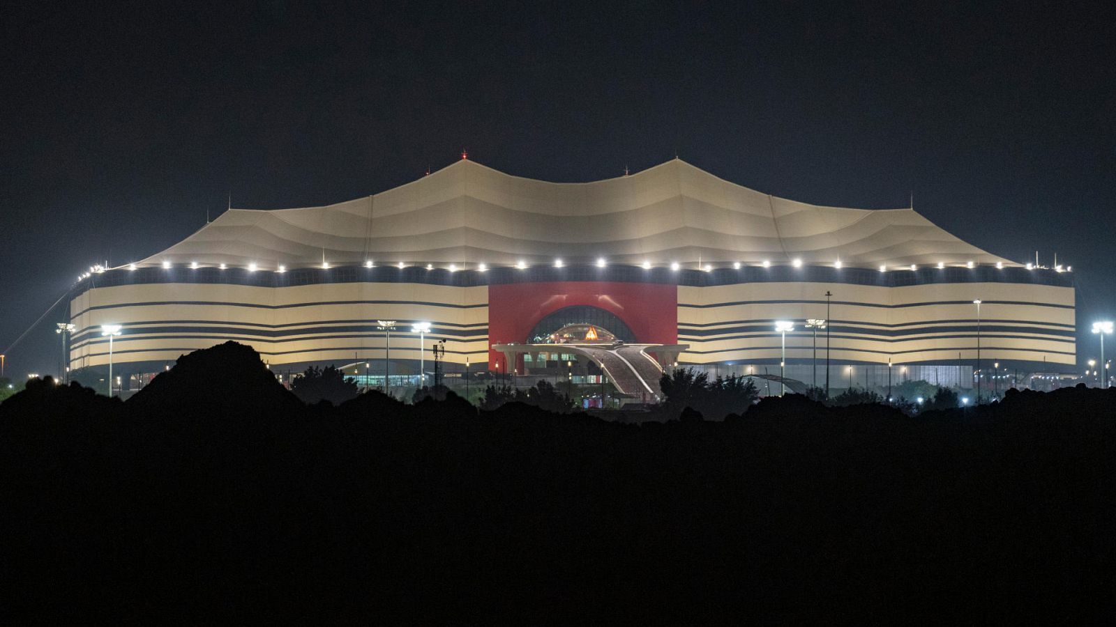 Vista nocturna del estadio Al Bayt