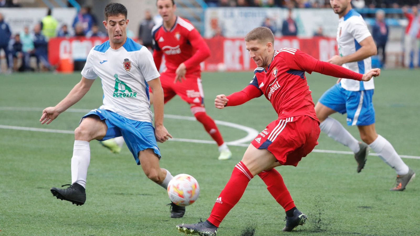 El centrocampista de Osasuna Darko Braanac (d) golpea al balón en el partido ante el CD Fuentes