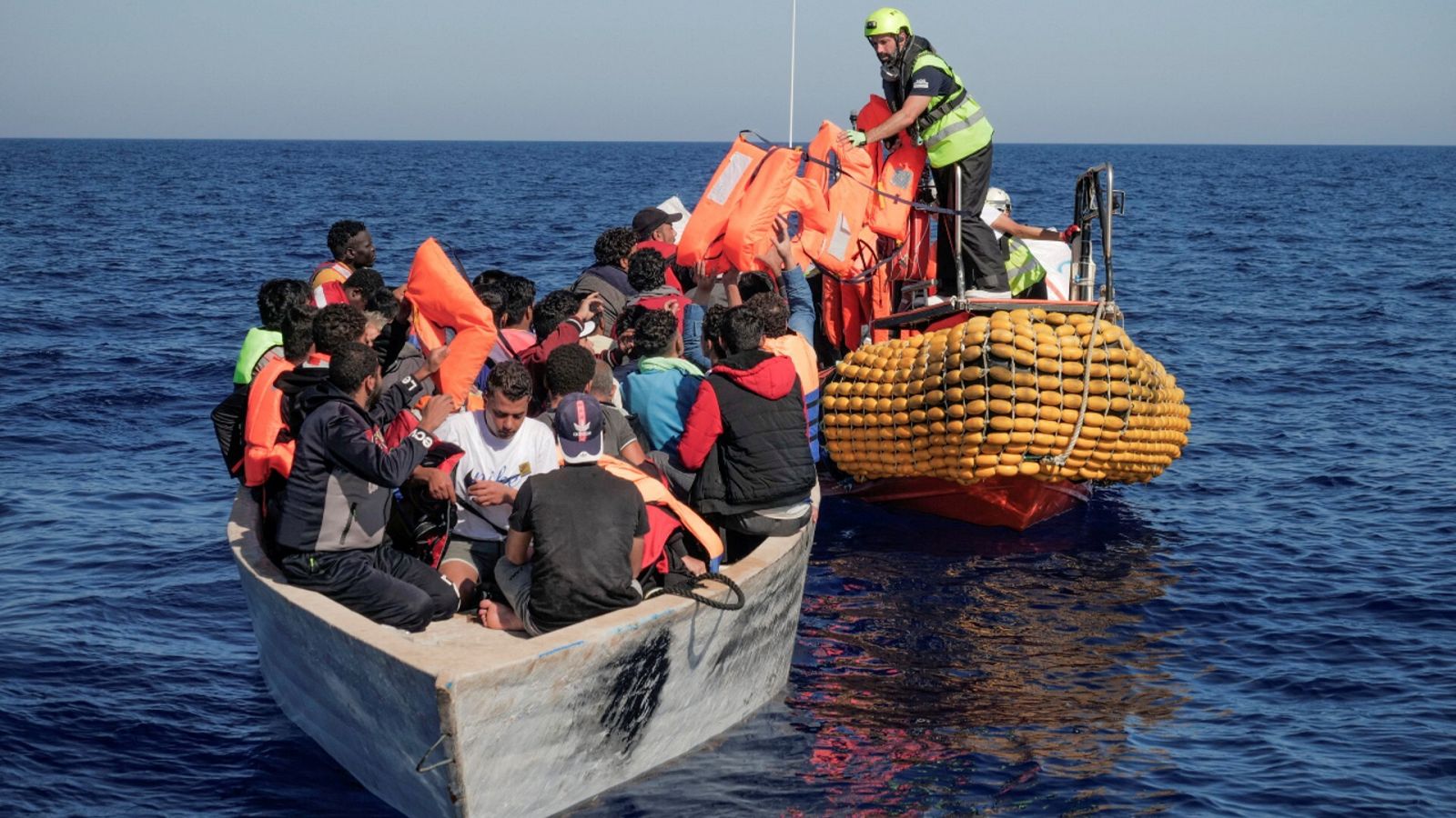 Imagen de archivo de migrantes siendo rescatados en el Mediterráneo por miembros de la tripulación del barco Ocean Viking.