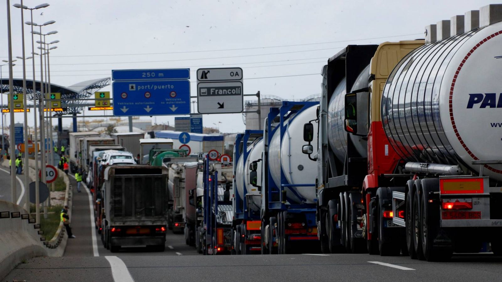 Cues als accessos al Port de Tarragona durant l'aturada de transportistes del mes de març | ACN