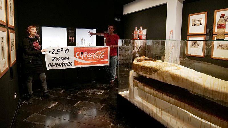 Els dos activistes pel clima han desplegat una pancarta després de llançar líquid contra la paret i una vitrina | Futur Vegetal