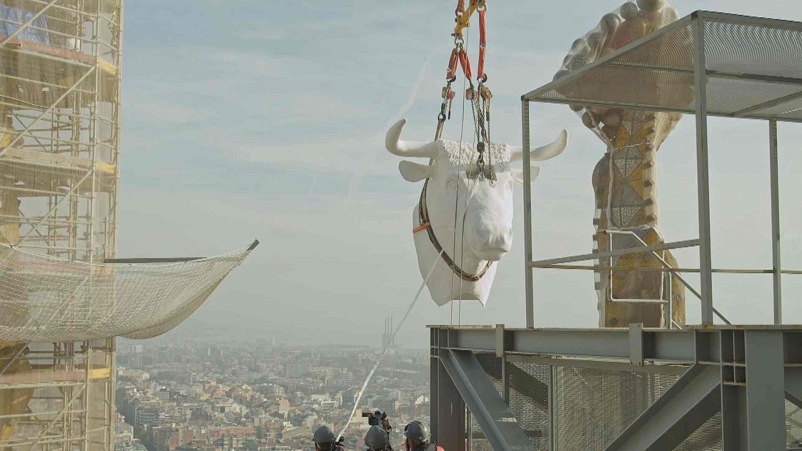 Instal·lació del cap de bou a la torre de Lluc de la Sagrada Família