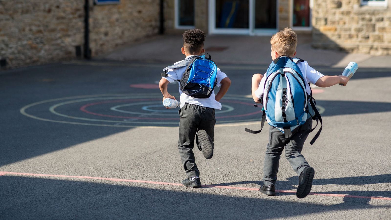 Niños corriendo en el colegio