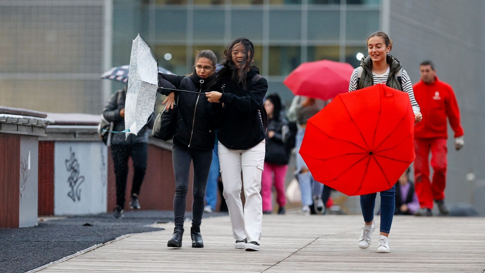 Oleaje y viento en el norte y lluvia en el oeste