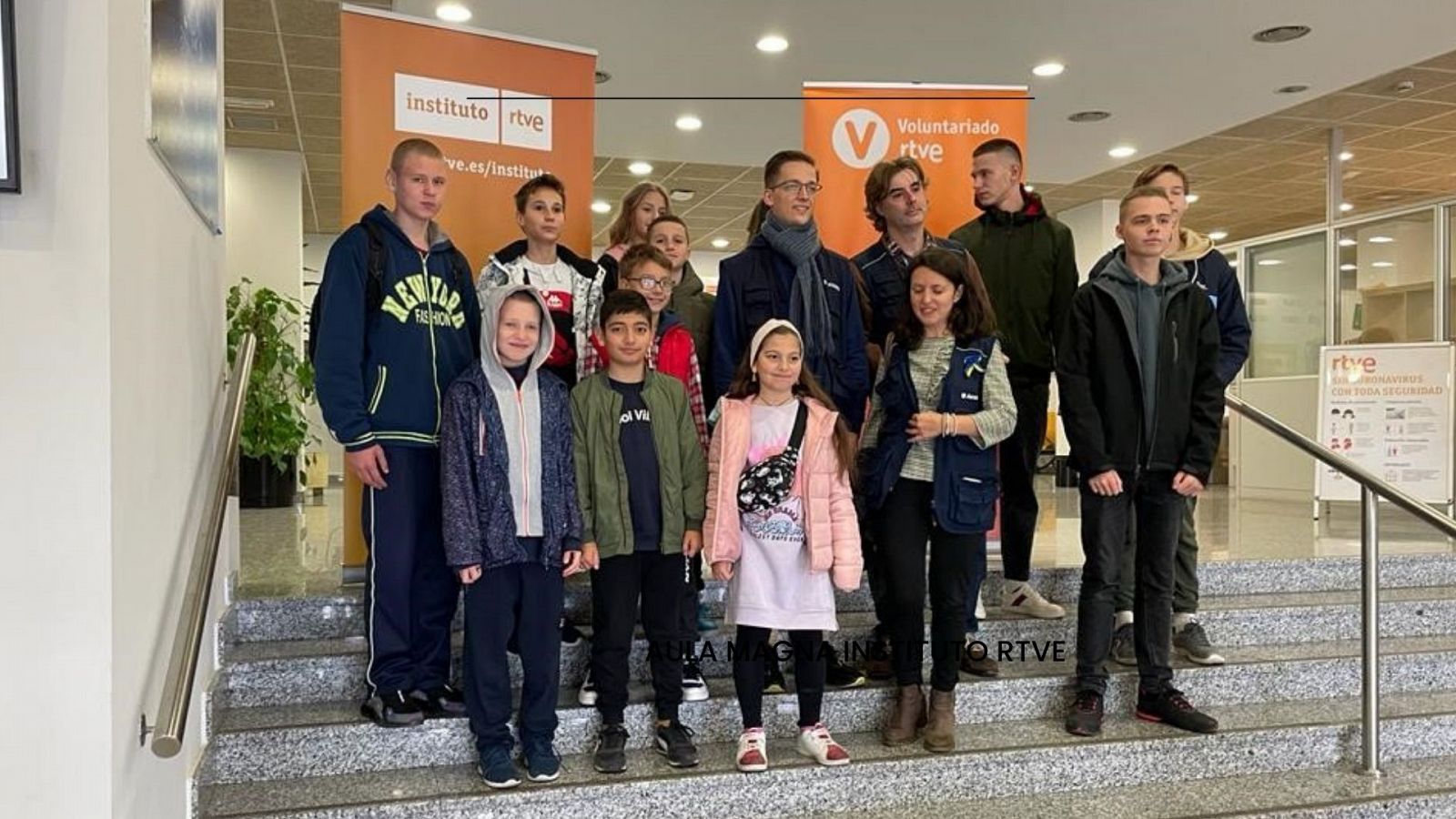 Foto de grupo en el hall del Instituto RTVE