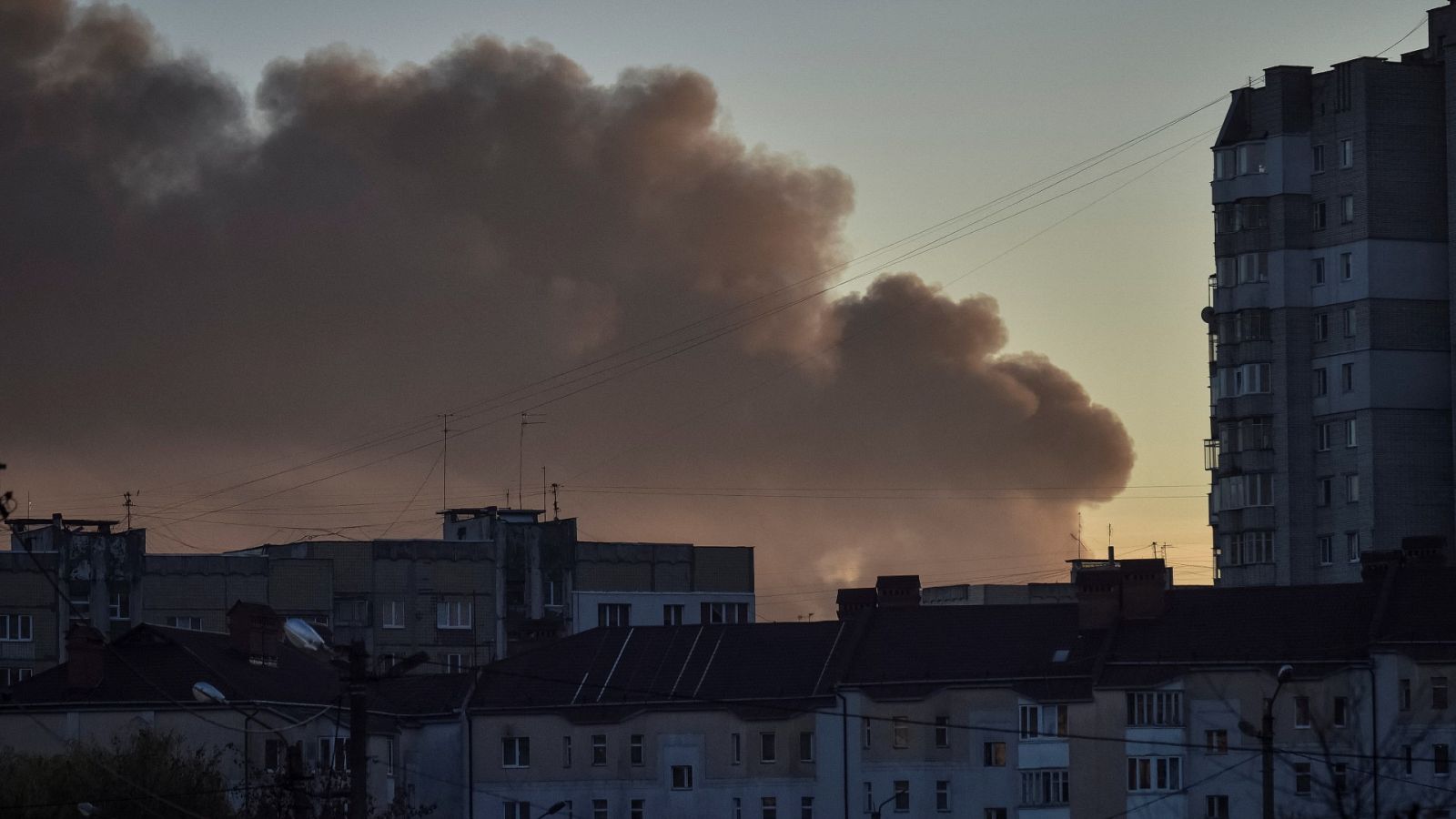 Un humo se eleva sobre la ciudad después de los ataques de misiles rusos, en medio de su ataque a Ucrania.