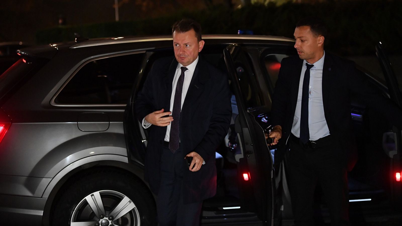  El Ministro de Defensa polaco, Mariusz Blaszczak, llega a la sede de la Oficina de Seguridad Nacional en Varsovia, Polonia