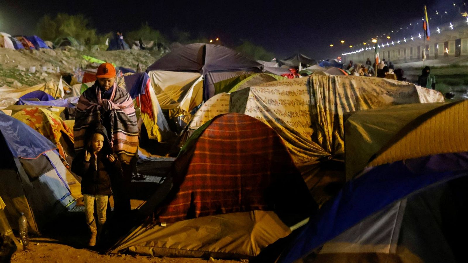 Migrantes venezolanos, algunos expulsados de Estados Unidos a México, en un campamento en Ciudad Juárez, México