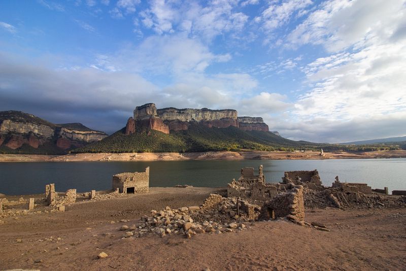 L'antic poble de Sant Romà de Sau al descobert per culpa de la greu sequera (Josep Maria Costa)