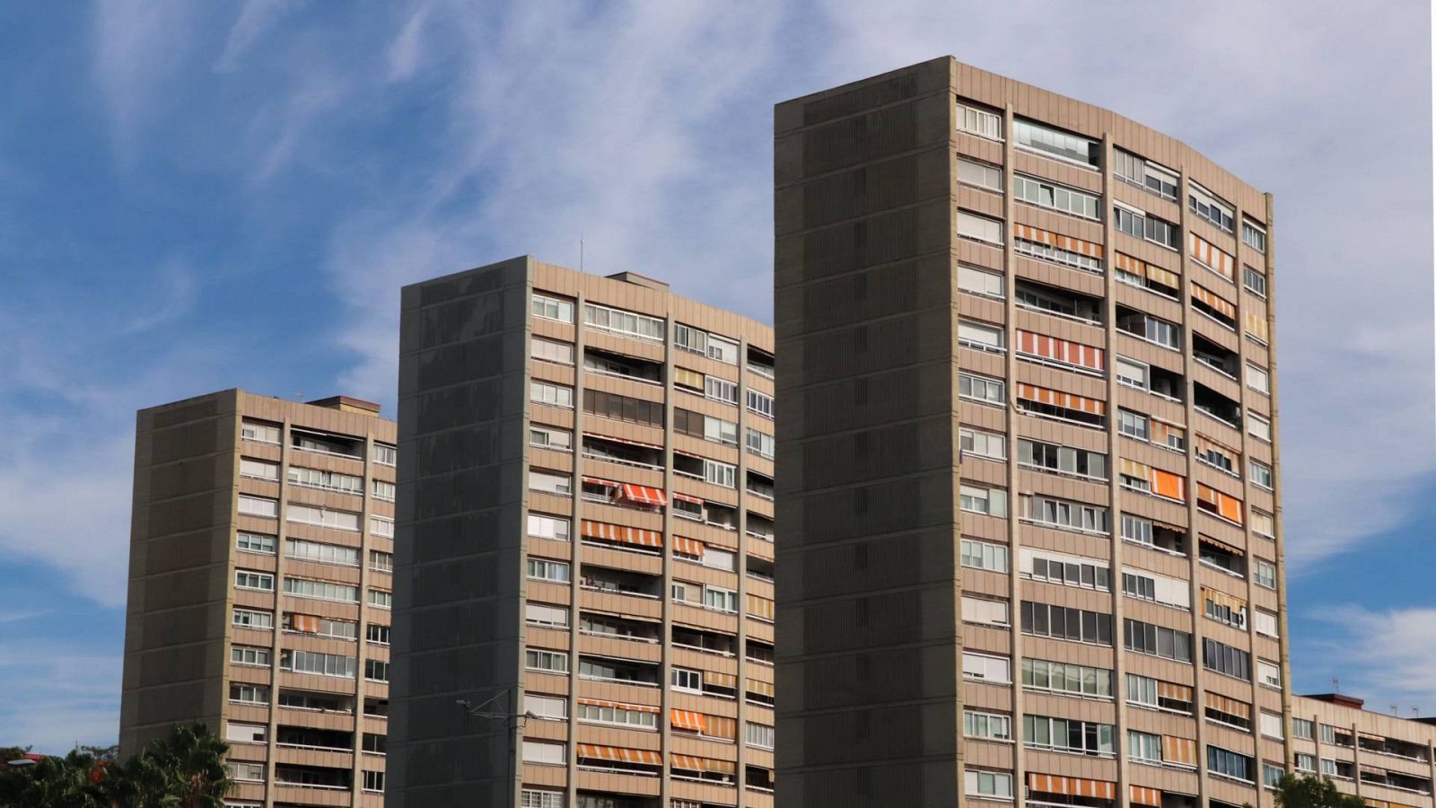 Edificis de blocs de pisos al barri de Sants de Barcelona | ACN