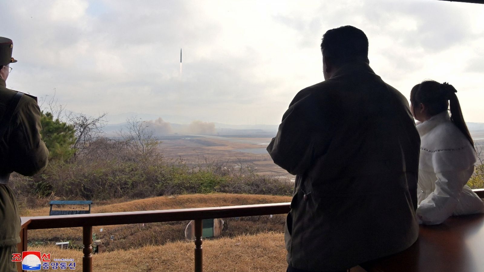 El líder norcoreano (c), Kim Jong-un, observando junto a su hija el lanzamiento realizado el 18 de noviembre del 2022 del misil balístico intercontinental (ICBM) Hwasong-17.