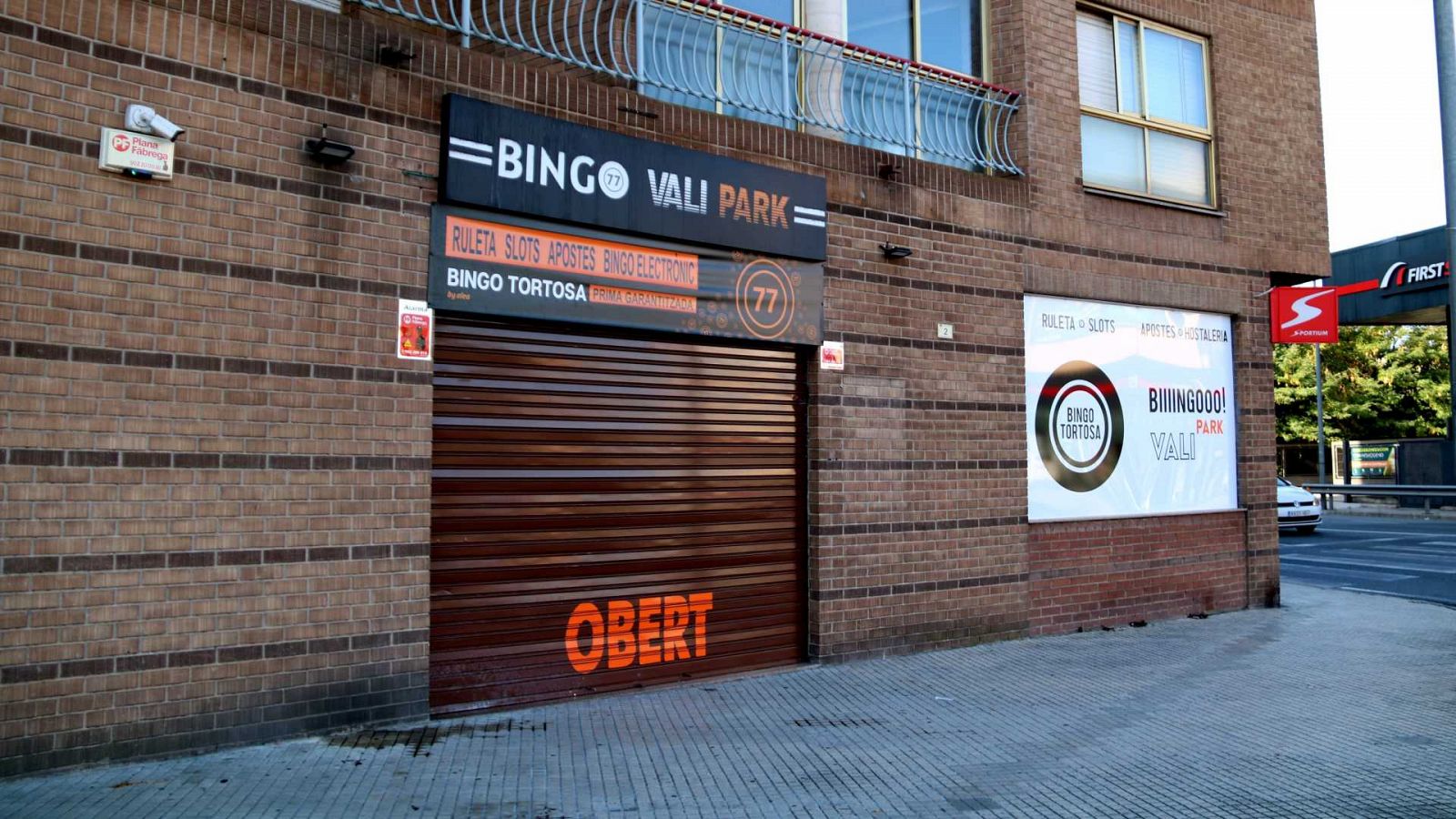 Entrada principal del bingo de la plaça Corona d'Aragó de Tortosa