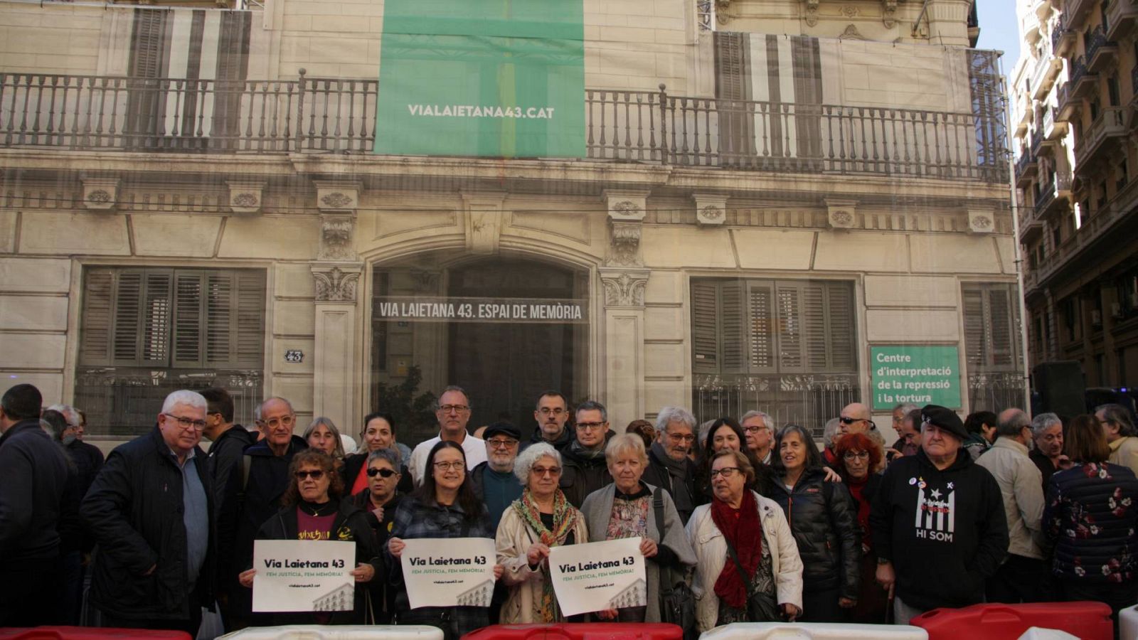 Representants de les entitats que demanen la resignificació de la Prefectura de Via Laietana