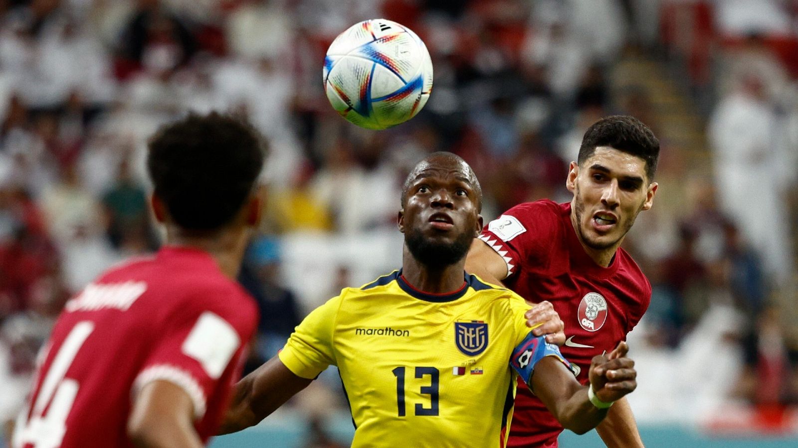 Énner Valencia (c) de Ecuador controla el balón hoy, en un partido de la fase de grupos del Mundial de Fútbol 2022