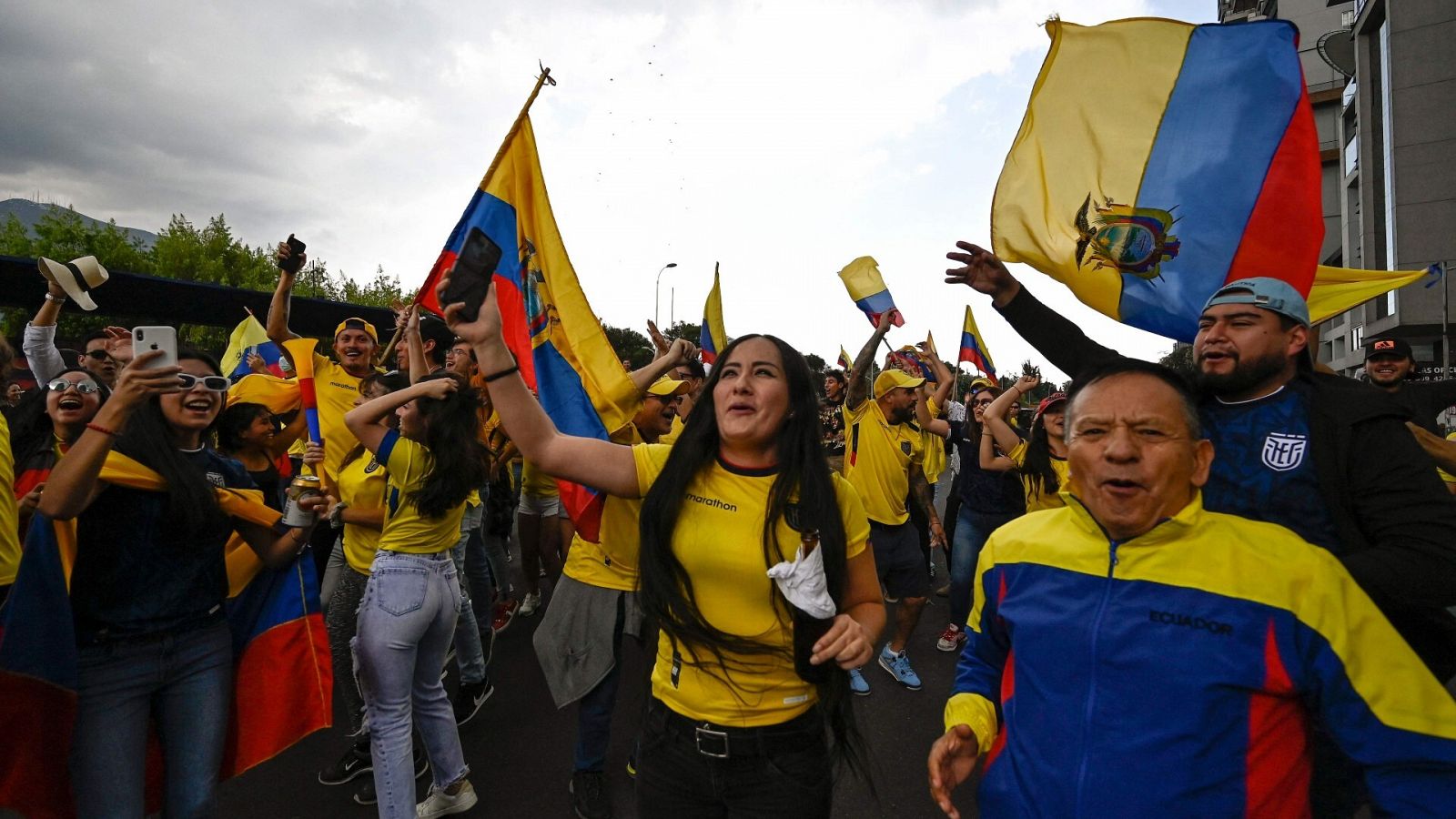 Aficionados ecuatorianos celebran la victoria de su selección ante Catar en las calles de Quito