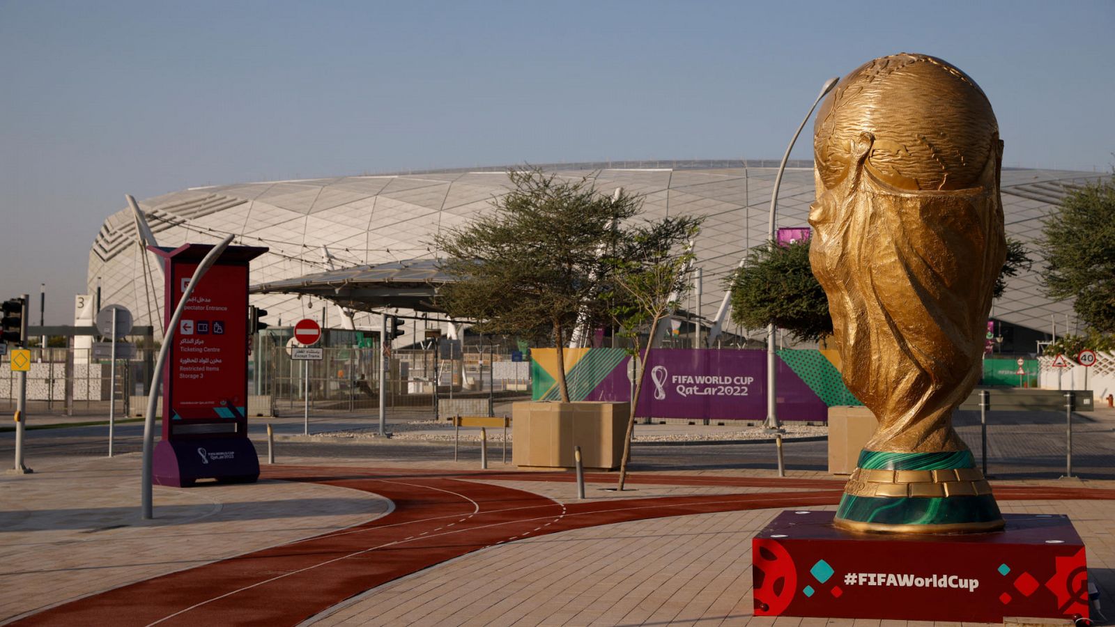 Una figura de la Copa del Mundo de la FIFA en los alredededores del estadio Education City de Qatar 2022