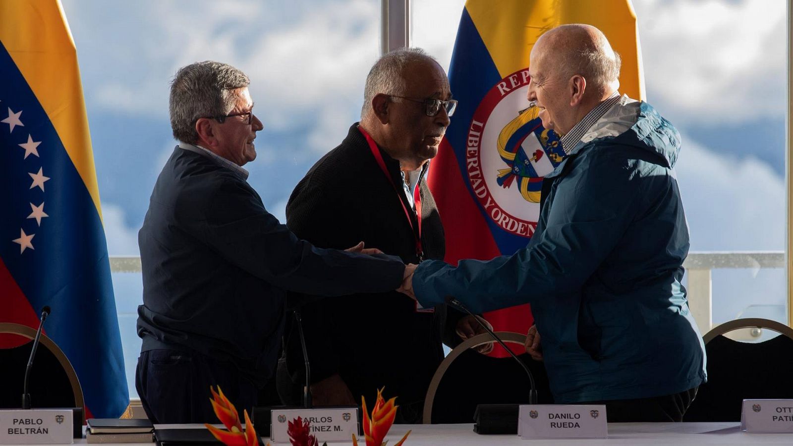 De izqda. a dcha.: Pablo Beltrán, Carlos Martínez, y Otty Patiño participan en el diálogo de Paz celebrado en Caracas.