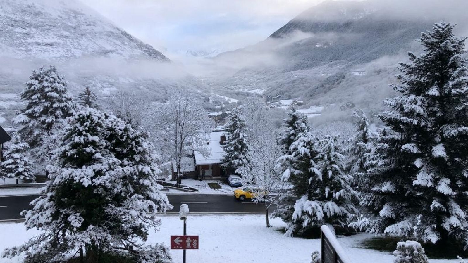 Primera gran nevada de la temporada a la capital de la Vall d'Aran Catalunya avui 22/11/2022