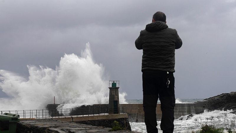 Olas de gran tamaño rompen en el puerto de Viavelez, Asturias