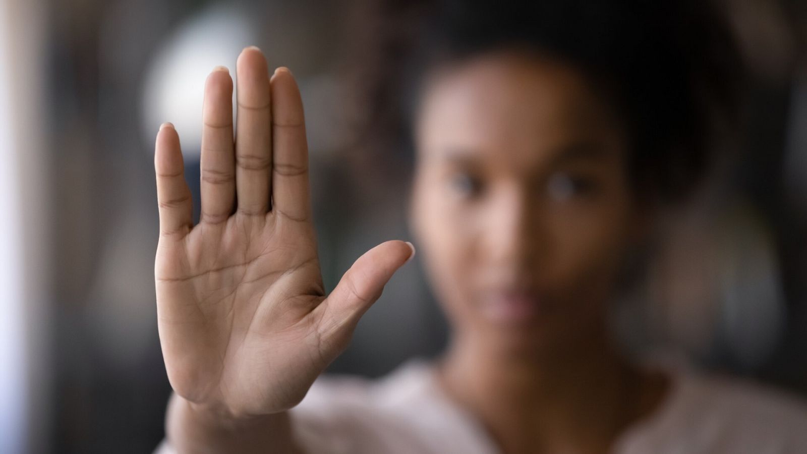 Una mujer muestra la palma de la mano en señal de rechazo, en una imagen de archivo