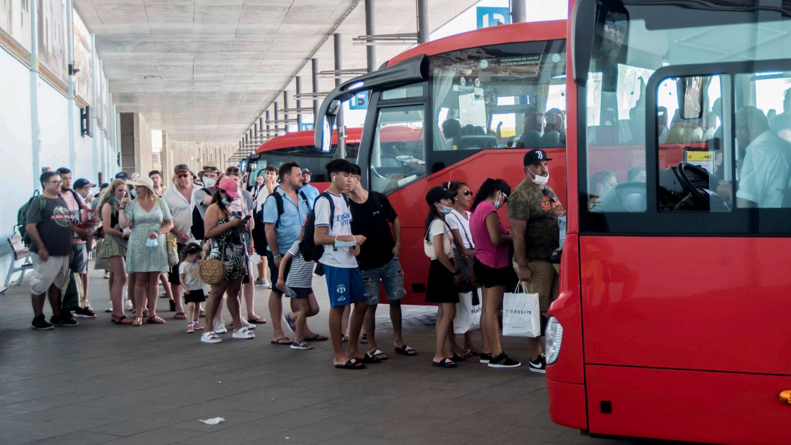 Usuarios de transporte público hacen cola para subir a varios autobuses en Menorca en una imagen de archivo