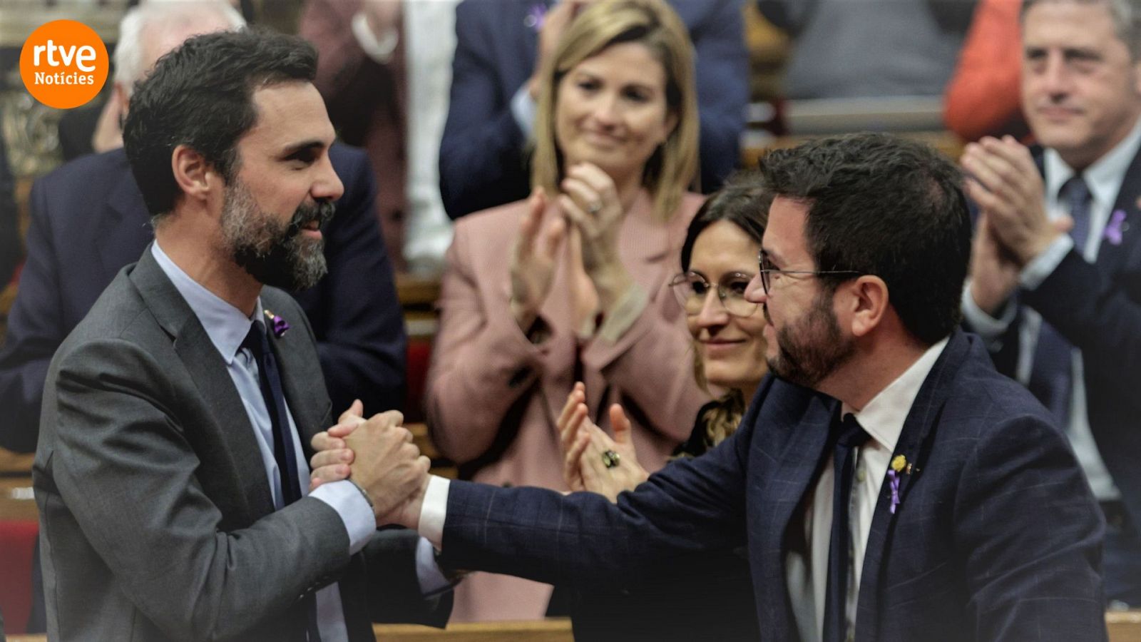 El president de la Generalitat felicita el conseller d'Empresa i Treball, Roger Torrent