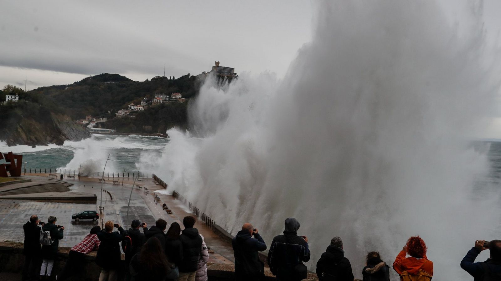 Una gran ola rompe en el Paseo Nuevo de San Sebastián