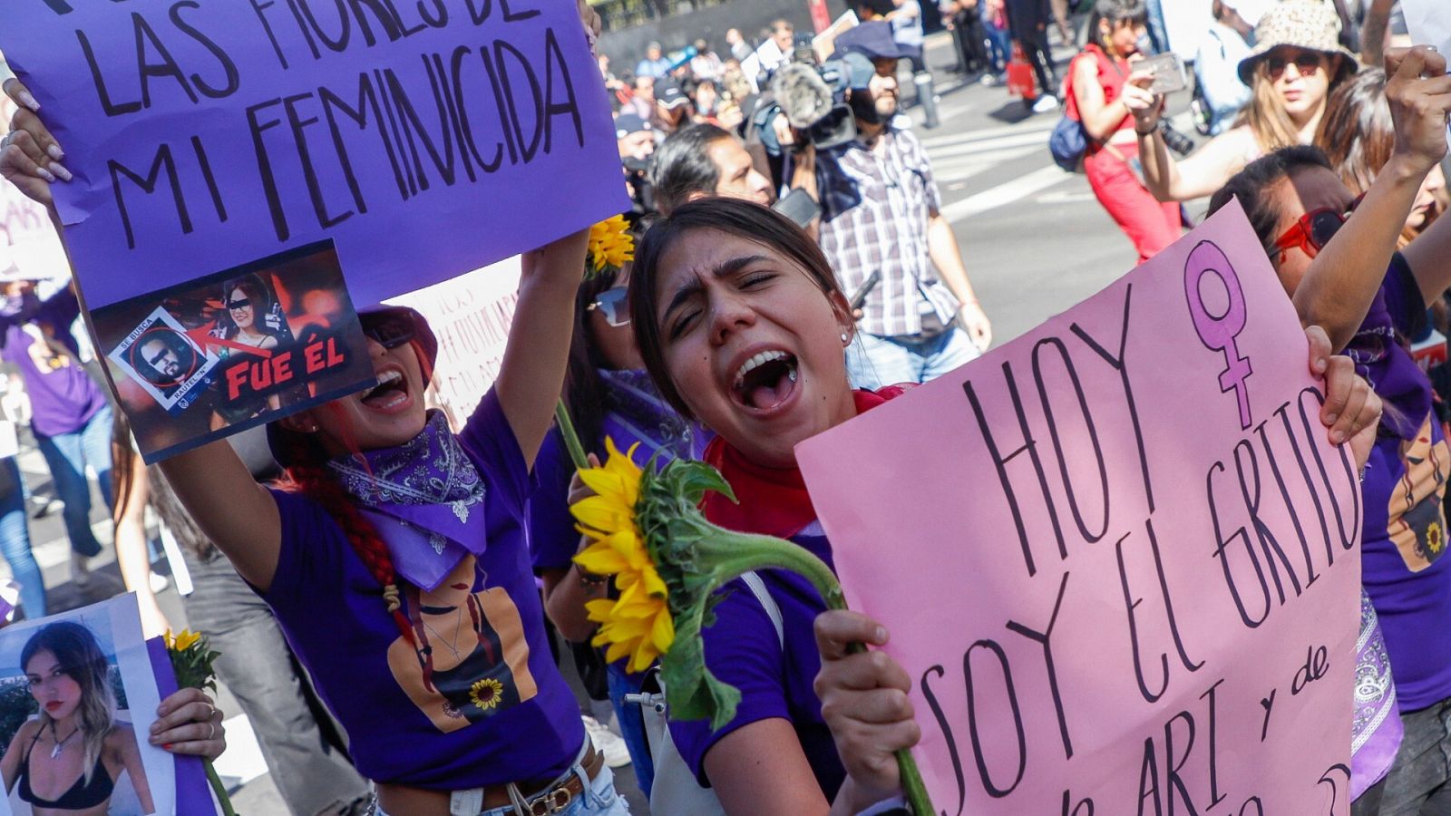 Un grupo de mujeres protesta en una de las principales avenidas de la Ciudad de México por un feminicidio