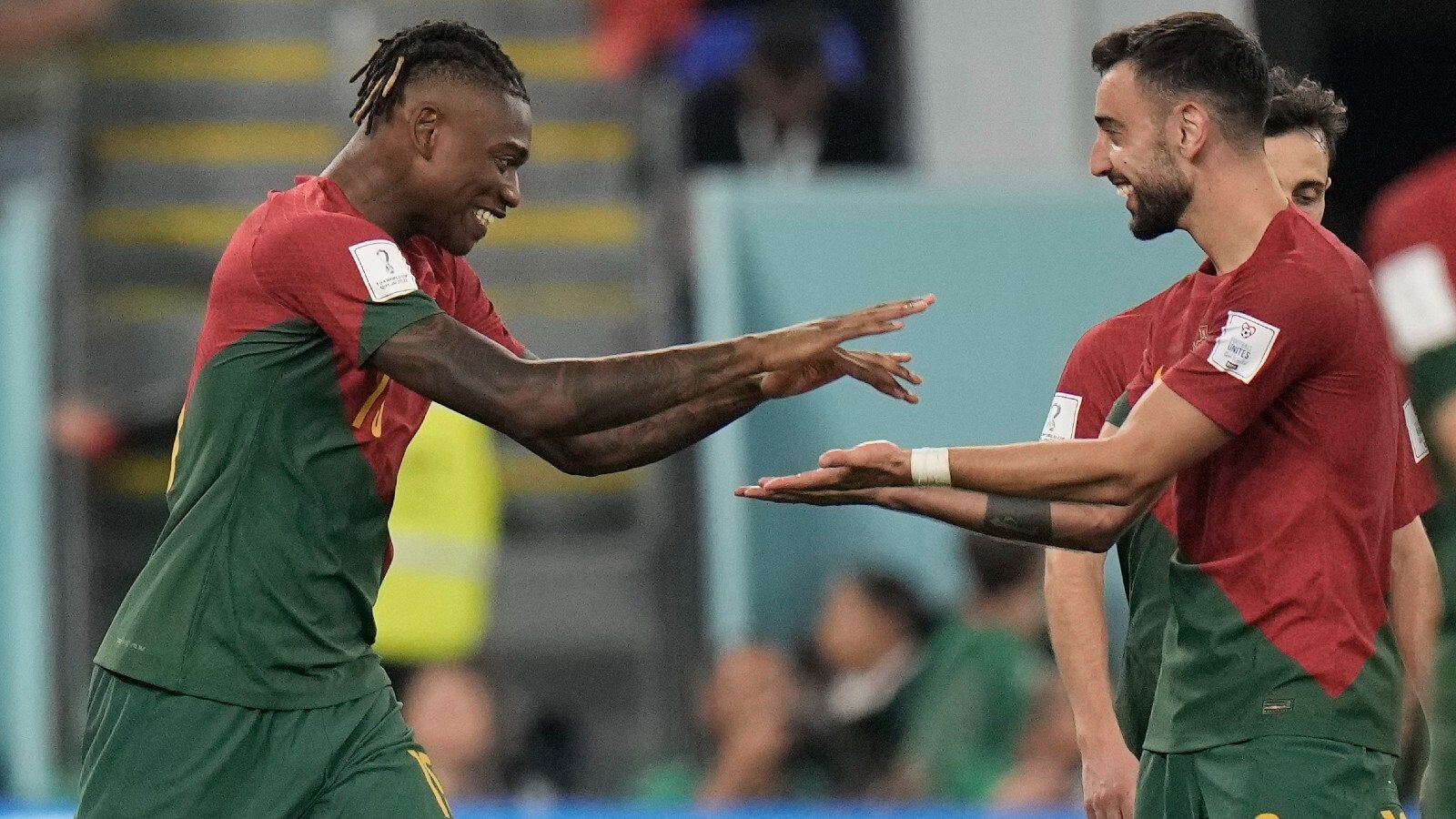 Mundial 2022: Bruno Fernandes celebra con Rafa Leao el tercer gol de Portugal ante Ghana (3-2).